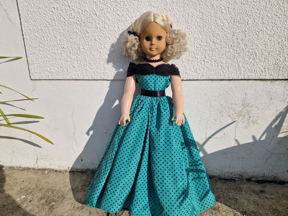 Boneca grande com vestido feito à mão