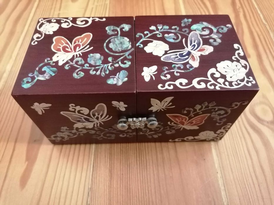 Caixinha de joias Coreana lacada com desenhos a madre pérola