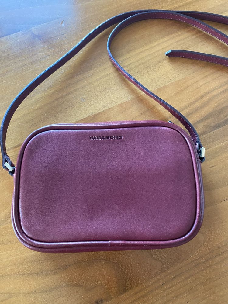 Mała torebka na ramię w kolorze burgundowym marki Vagabond
