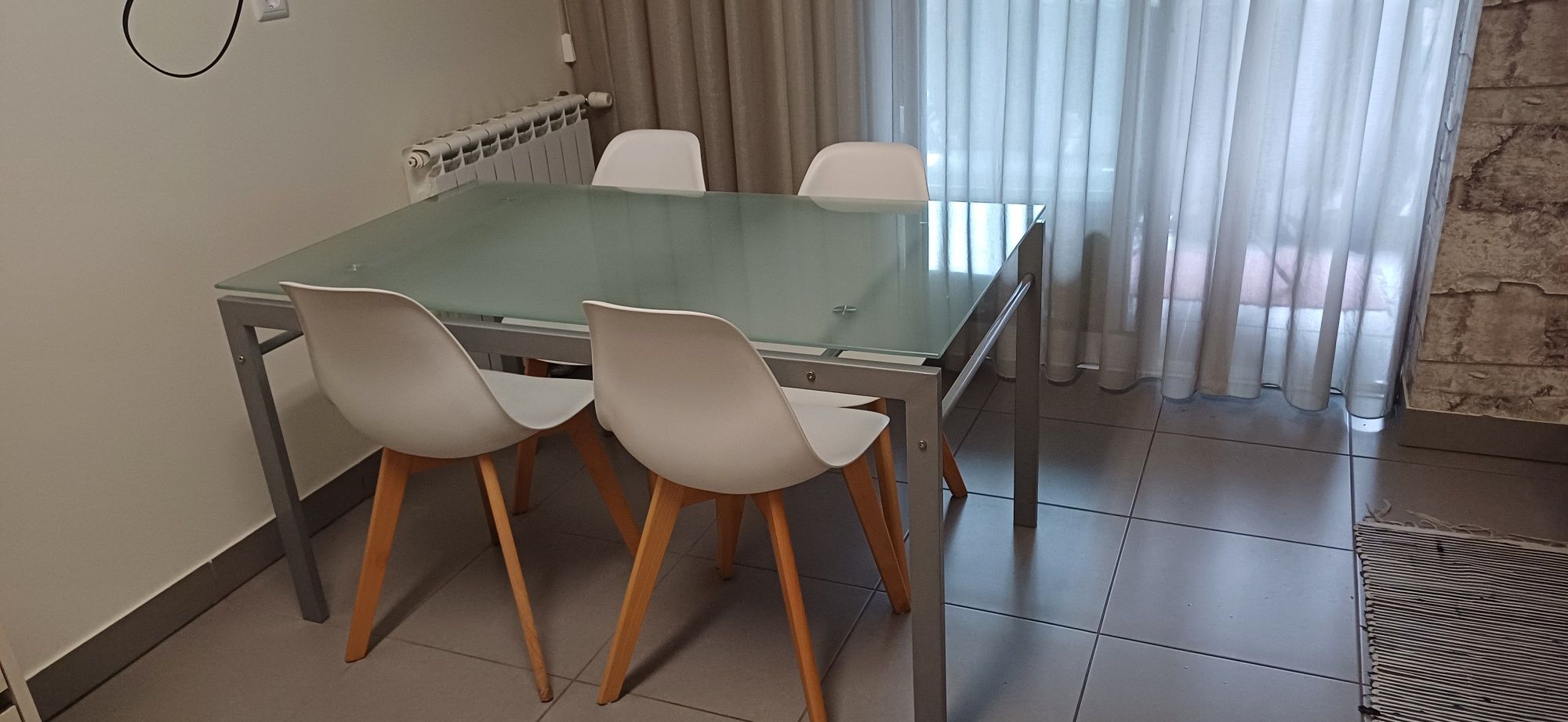 Mesa em vidro e alumínio.