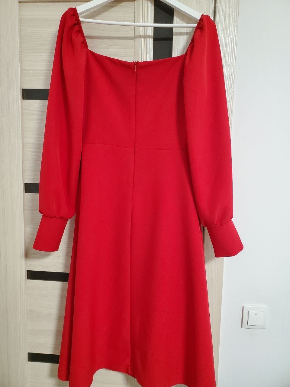 Червоне яскраве плаття з довгим рукавом, в новому стані