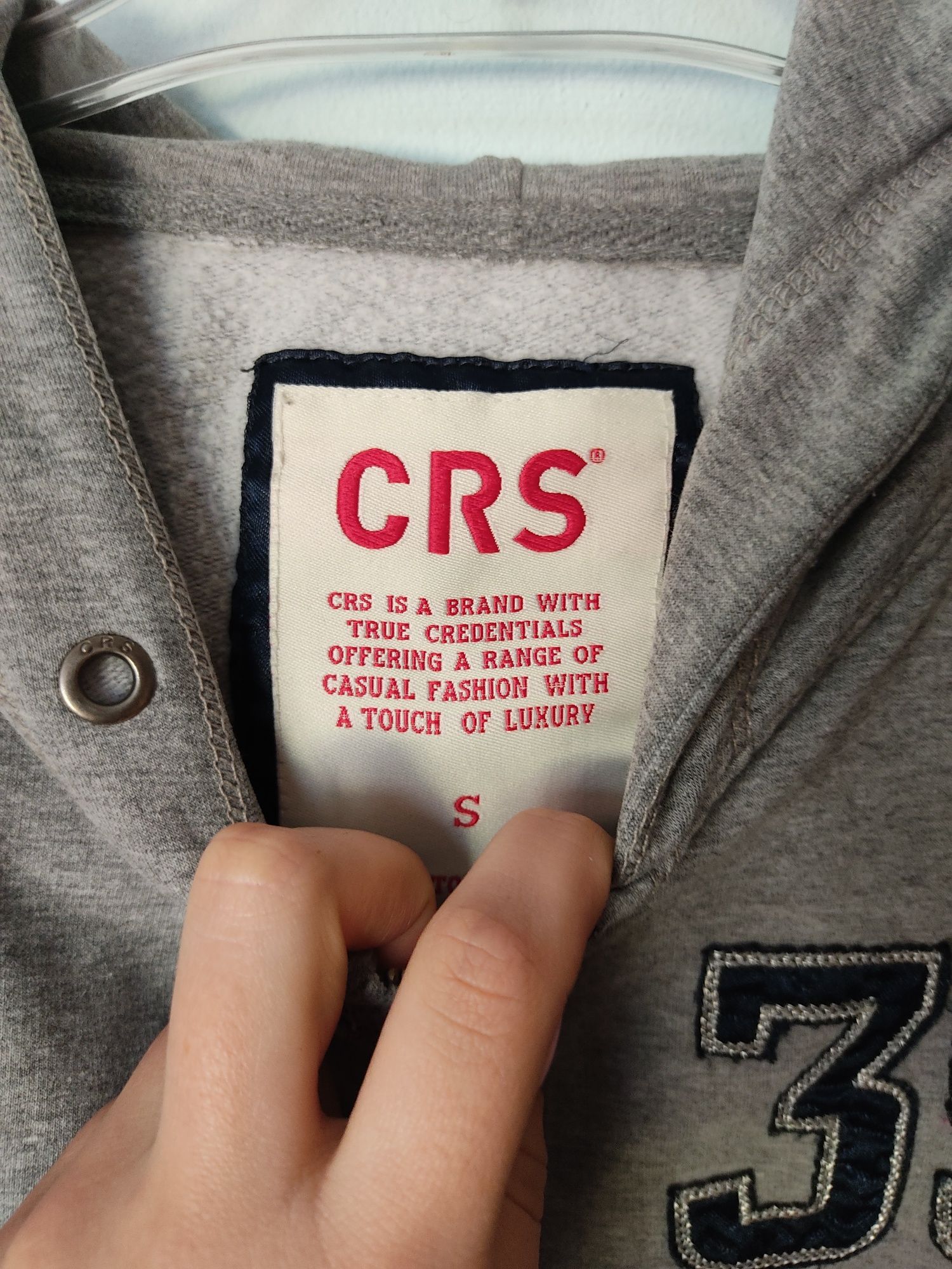 Szara bluza zasuwana z długim rękawem kapturem s 36 Basic z kieszeniam