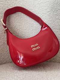 Червона лакова сумка в стилі міу міу