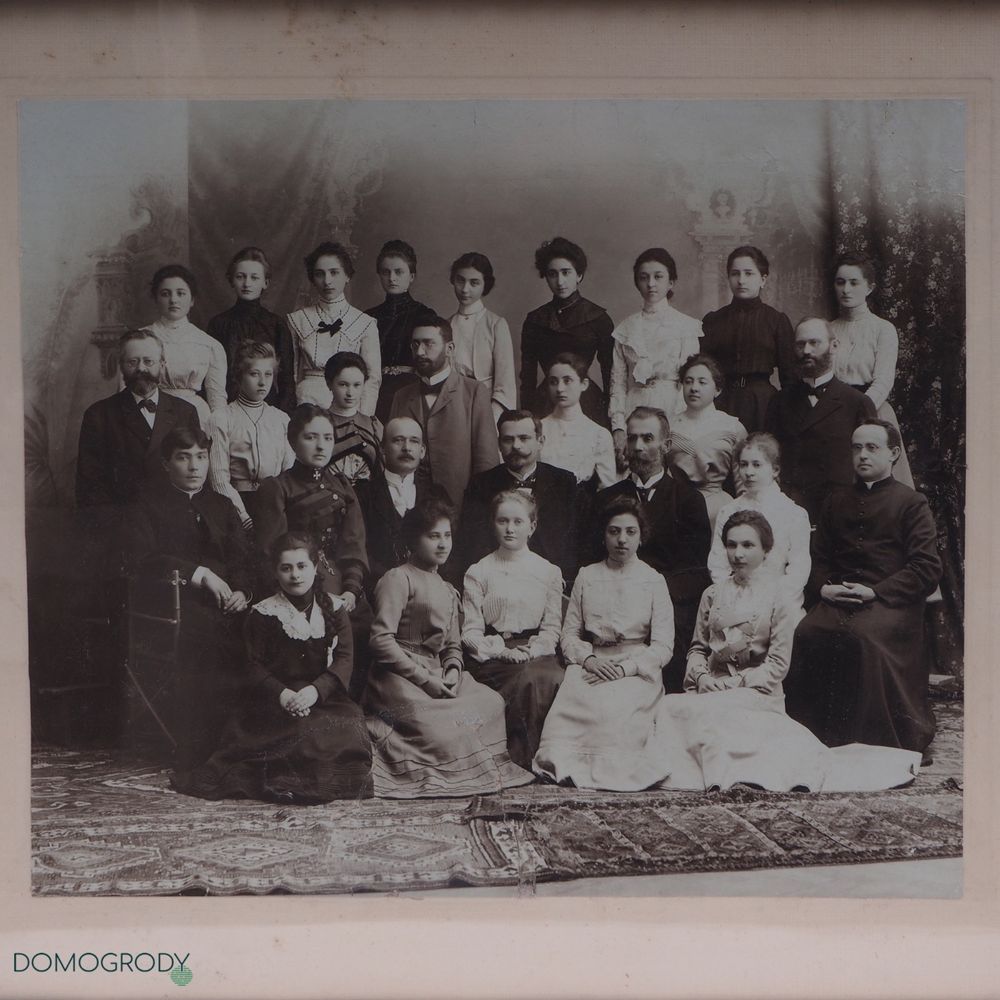Stara fotografia  maturzystek w Czerniowcach na Bukowinie z roku 1902