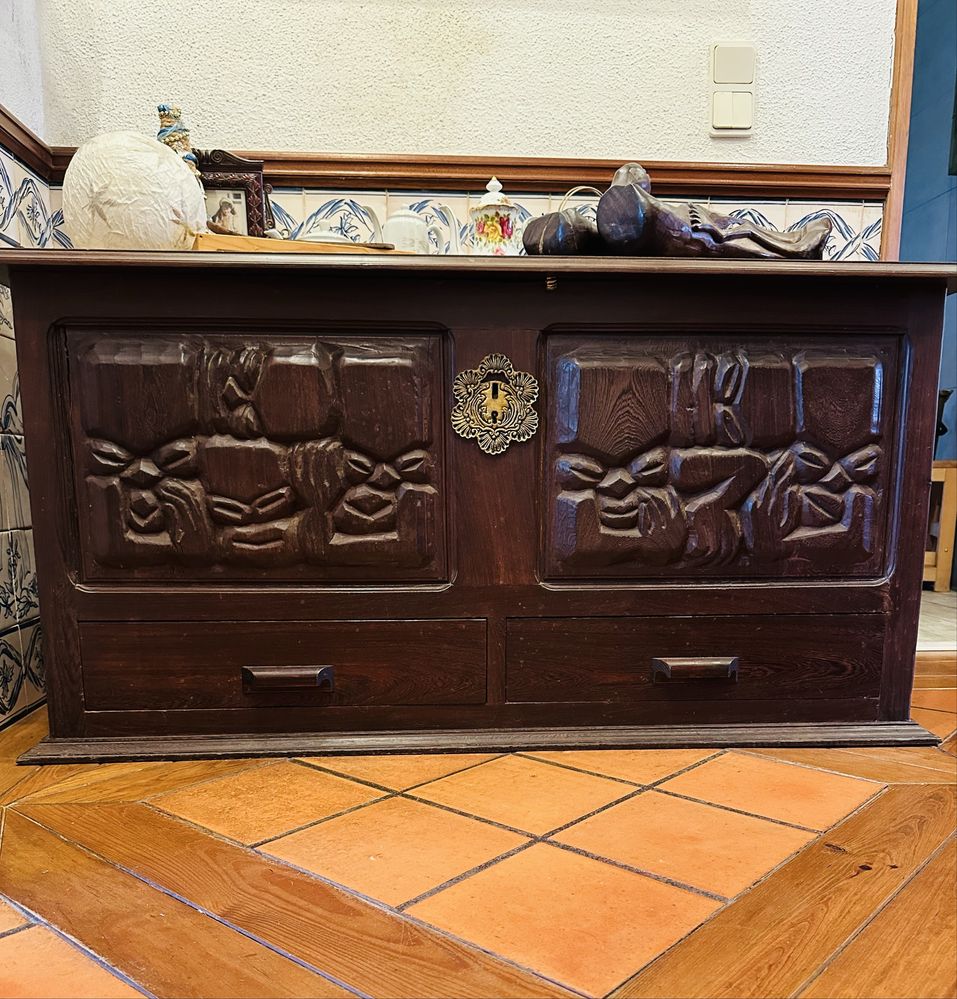 Arca com desenhos Malangatana em madeira Jambire