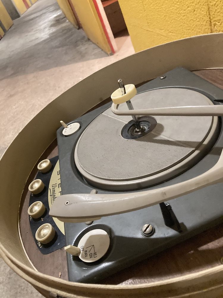 Gira-discos stereo antigo