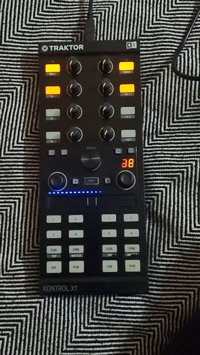 DJ-контролер Native Instruments Traktor Kontrol X1 MK2
DJ-контролер Na