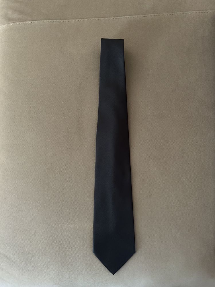Vendo gravata preta