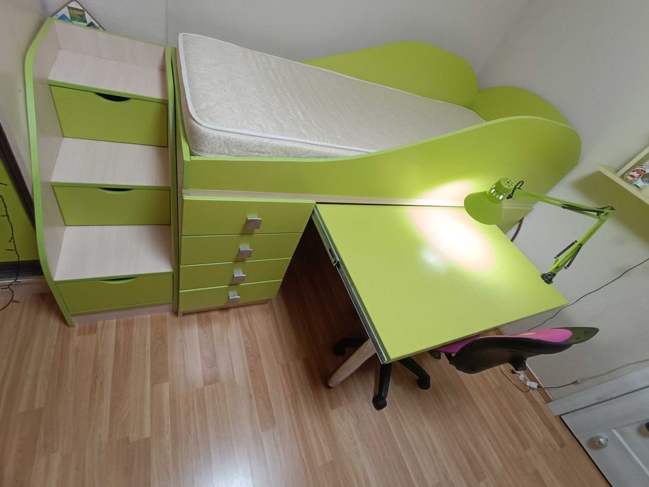 Продам ліжко-гірка з матрацом, стільцем, лампою та поличкою