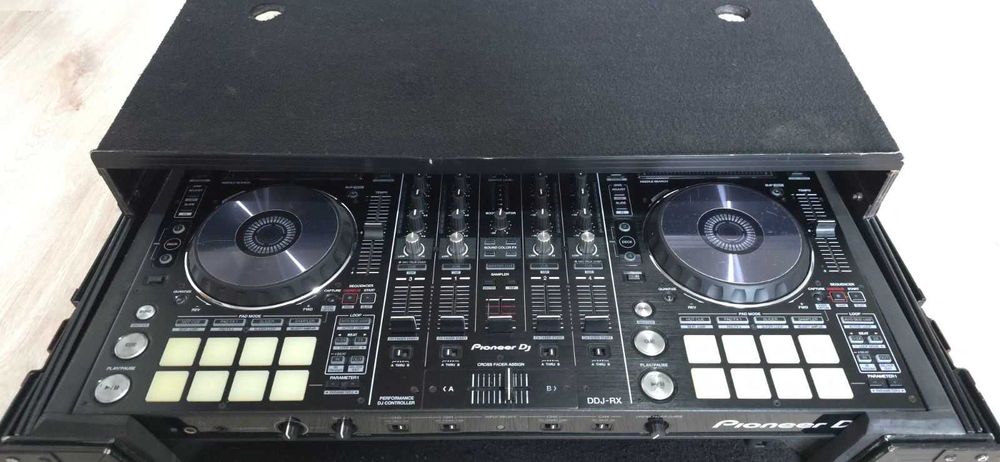 Pioneer DDJ RX + case +mikrofon