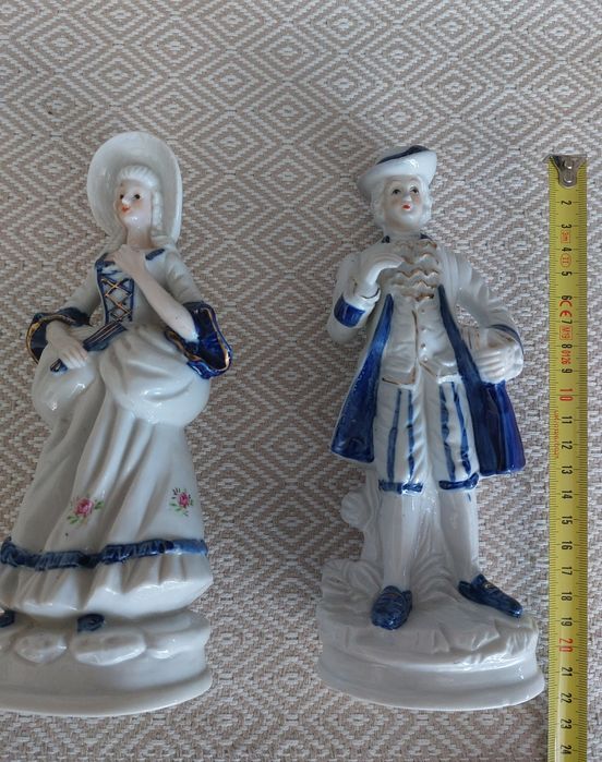 Par de estatuetas em Porcelana 22 cm