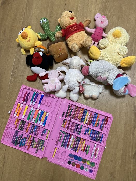 Мягкие игрушки и набор карандашей