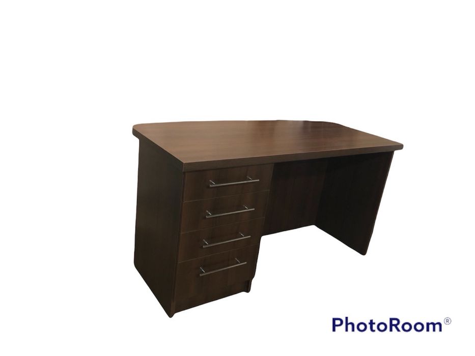 Офісний стіл.