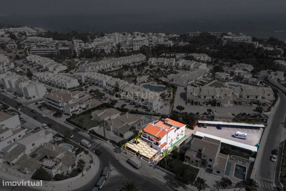 Habitação com Restaurante e Terreno a 500m da praia - Albufeira