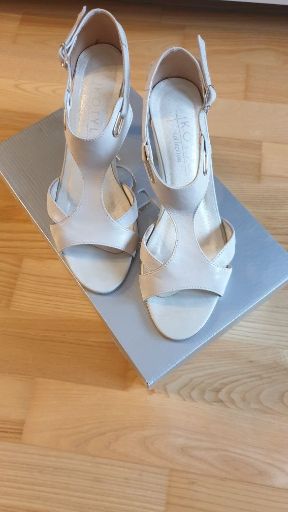 Buty klasyczne beżowe firmy KOTYL