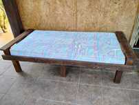 Cama de madeira 100% materiais reutilizáveis.