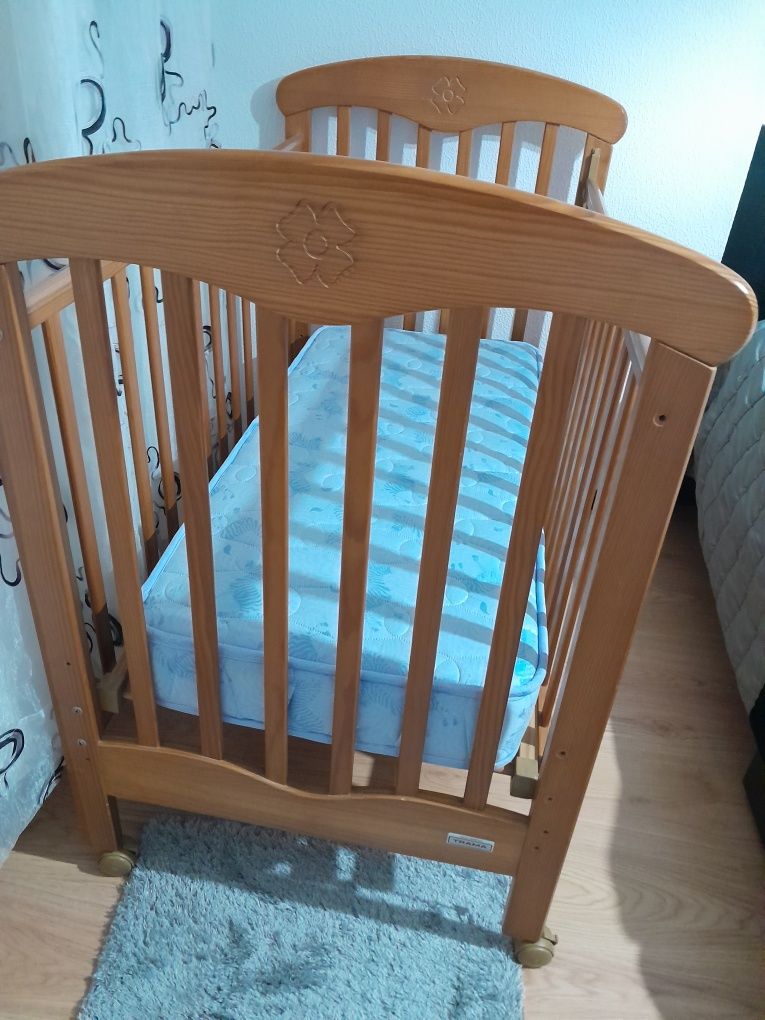 Berço de bebê com colchao