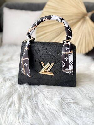 Louis Vuitton Twist MM em couro Epi preto