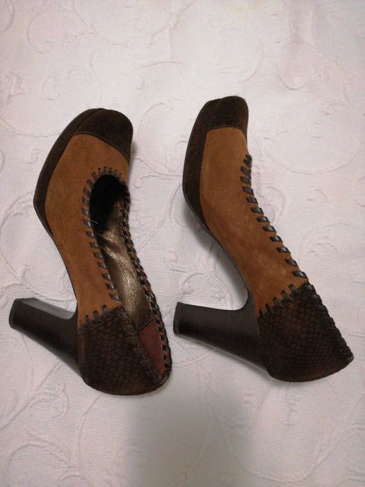 Sapatos camurça castanhos e bejes