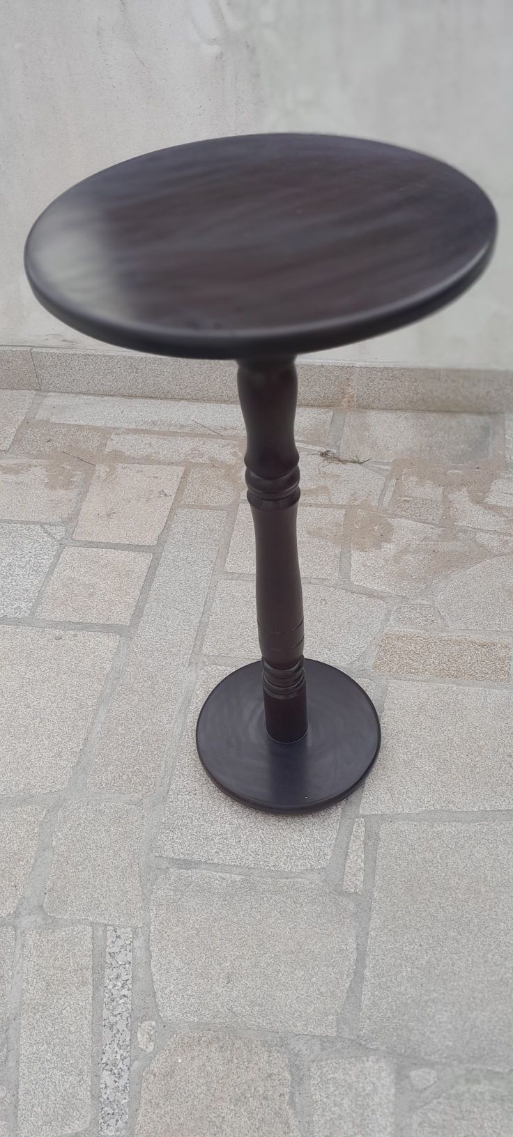 Mesa madeira maciça,  cabide e cesto