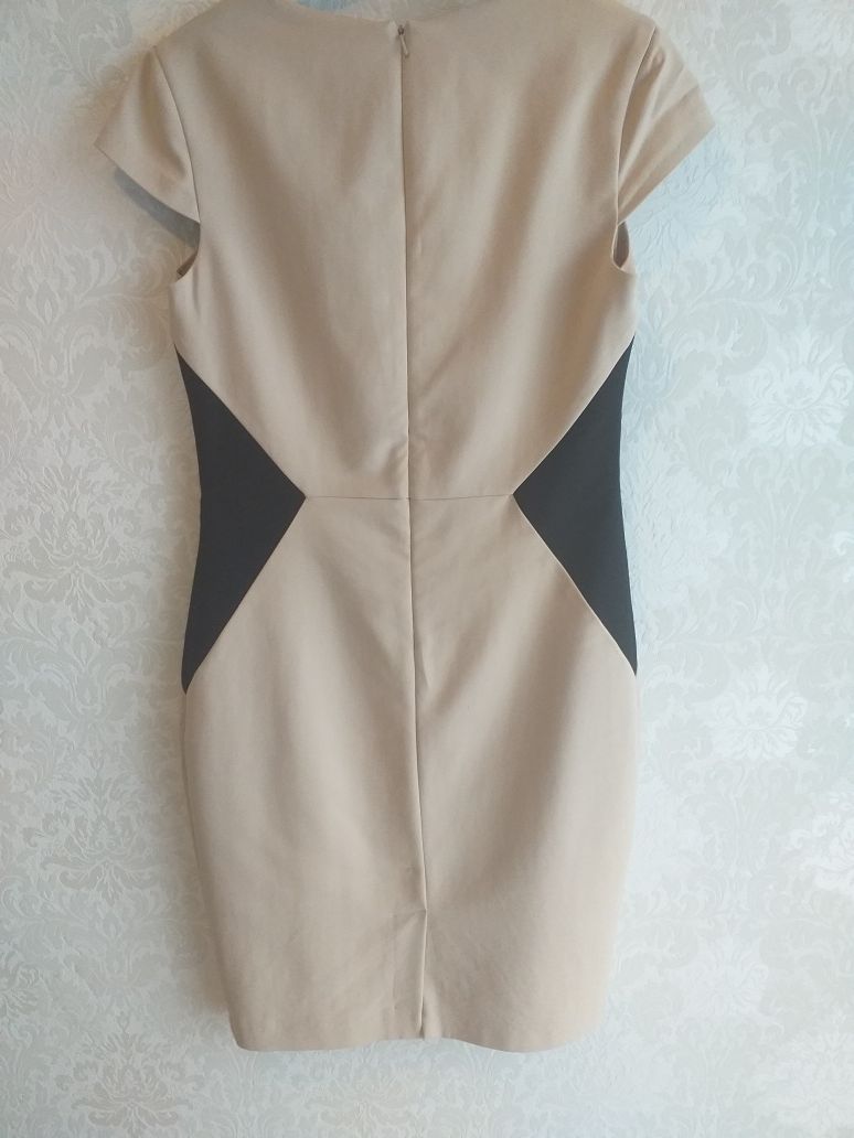 Elegancka sukienka Mohito ołówkowa beżowa z czarnymi wstawkami r.40 L