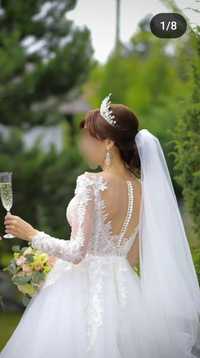 Неймовірно красива та ніжна весільна сукня зі шлейфом з чудовою енерге