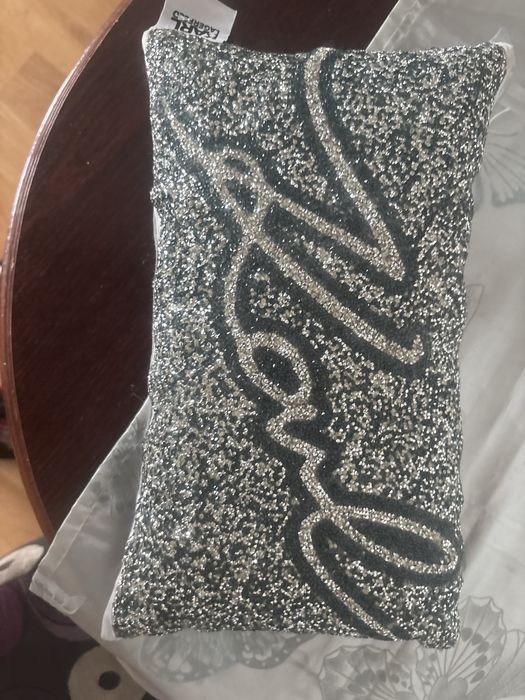Poduszka dekoracyjna Karl Lagerfeld, srebrna cekinowa.