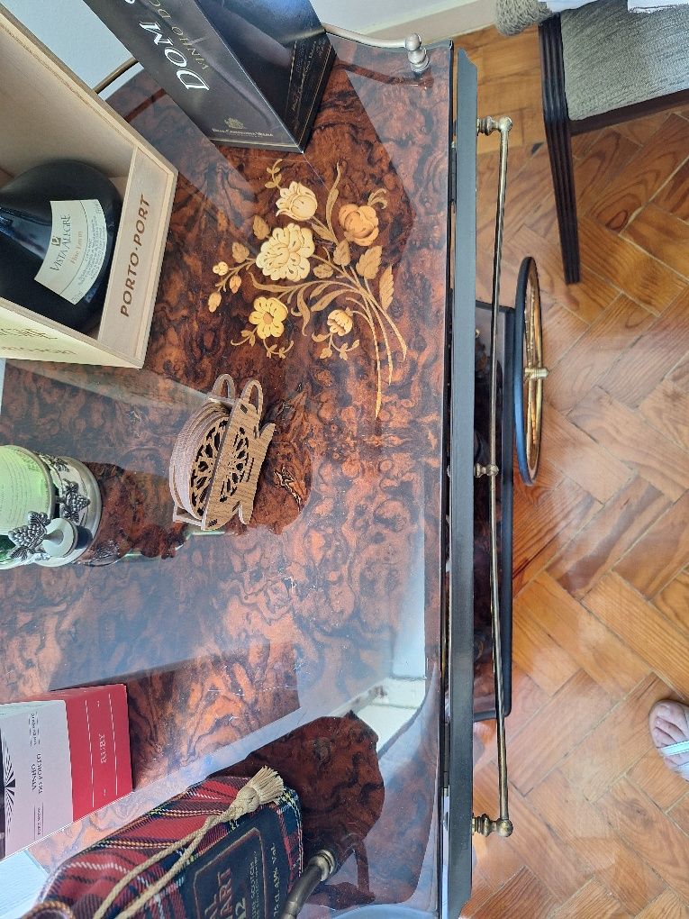 Carrinho bar  com flor gravada no tampo