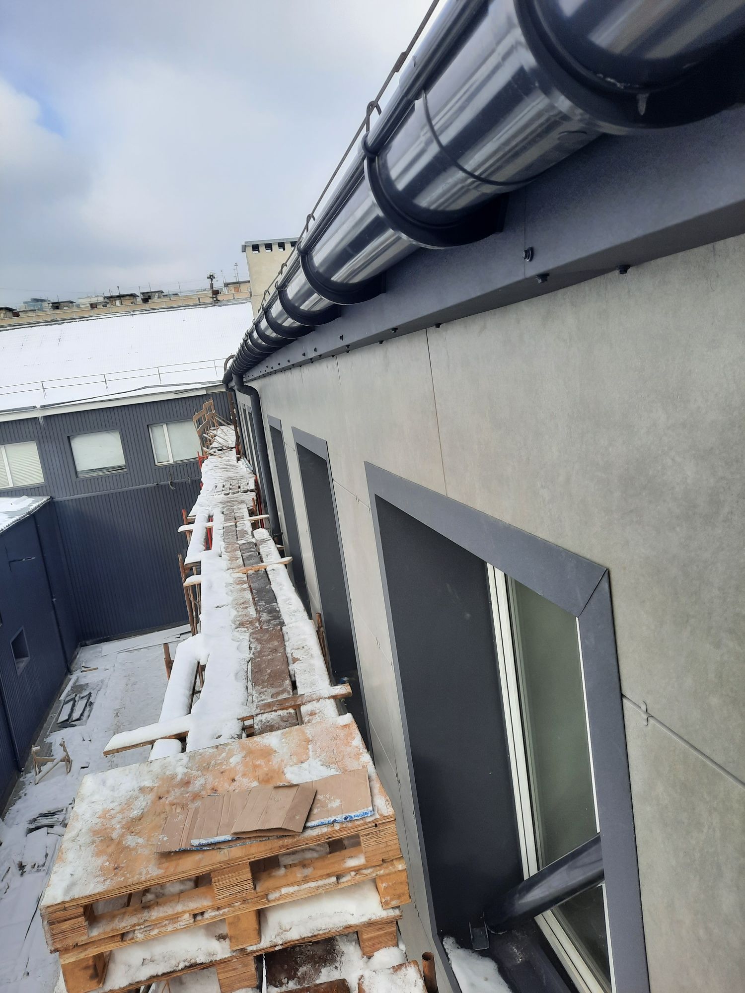 Монтаж мансардных окон лестниц ремонт крыш устранения протечек и тд