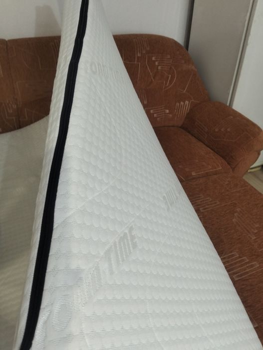 Матрац 2 м на 1.50 ортопедичний в чохлі в дуже хорошому стані, білий.