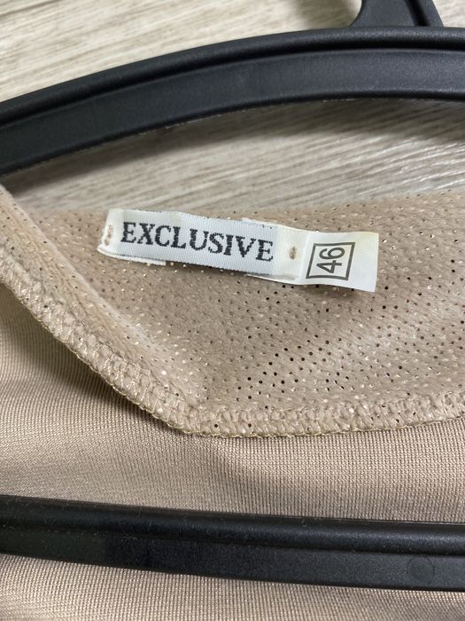 Плаття з велюру в образний виріз