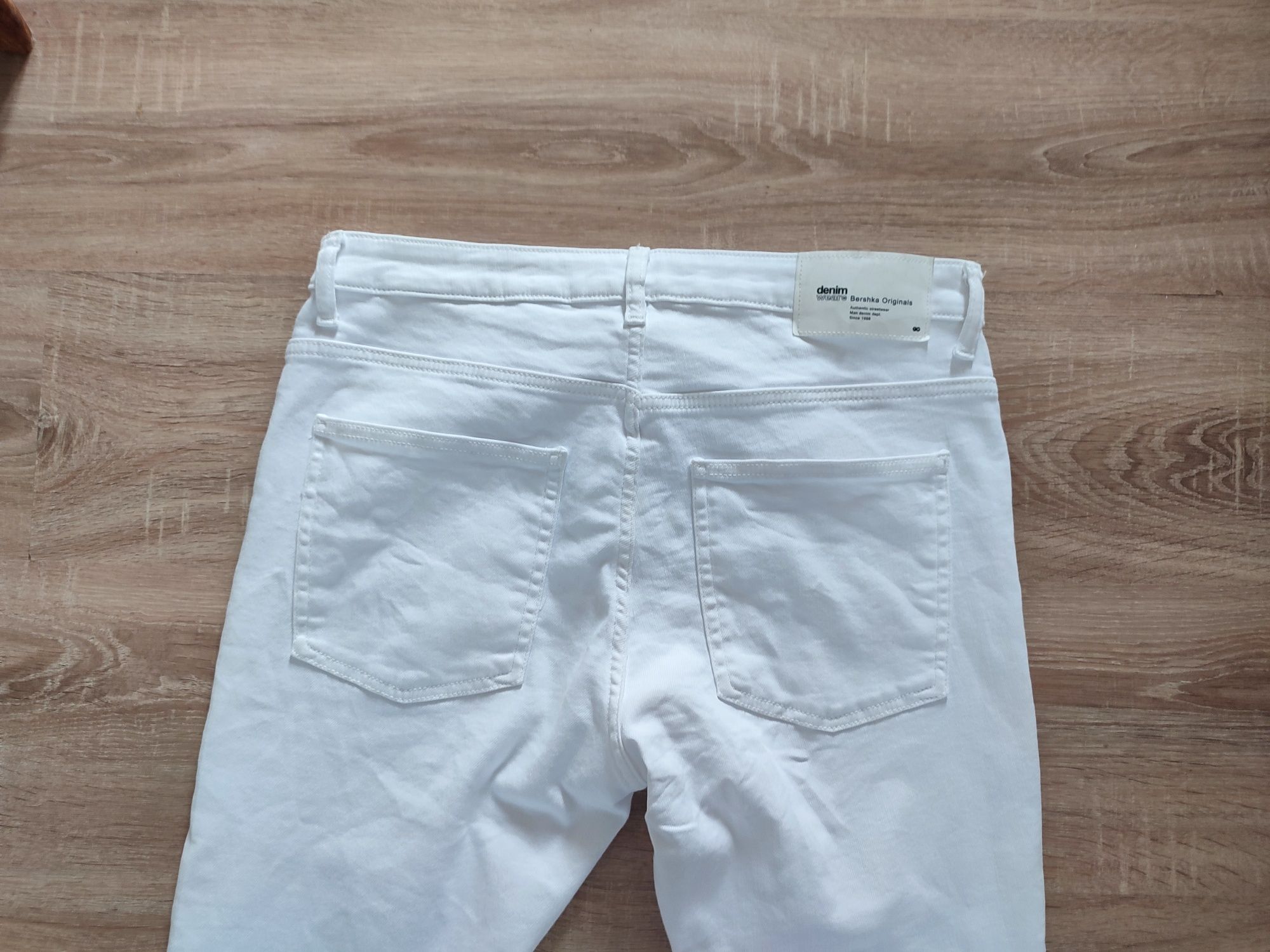 Spodnie białe Bershka