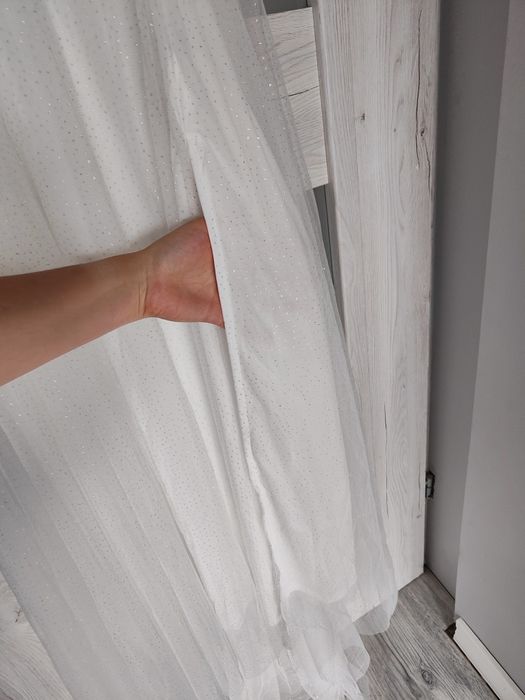 Romantyczna koronkowa suknia ślubna z dekoltem w kształcie litery V,