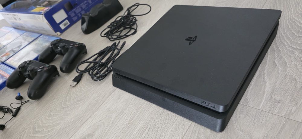 Playsation 4 - 500GB + 8 jogos como nova