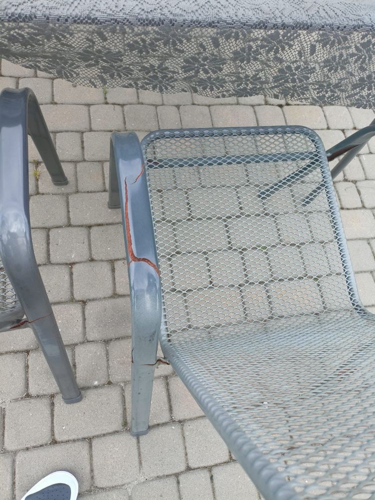 Krzesła i stół szary
