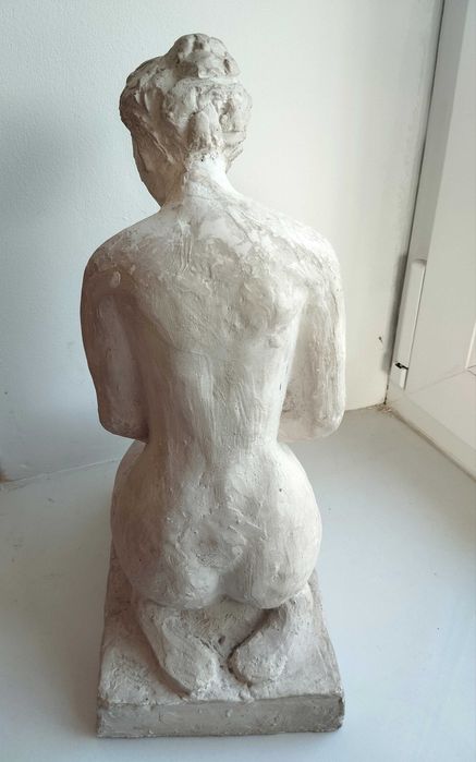Rzeźba kobieta klęcząca gips