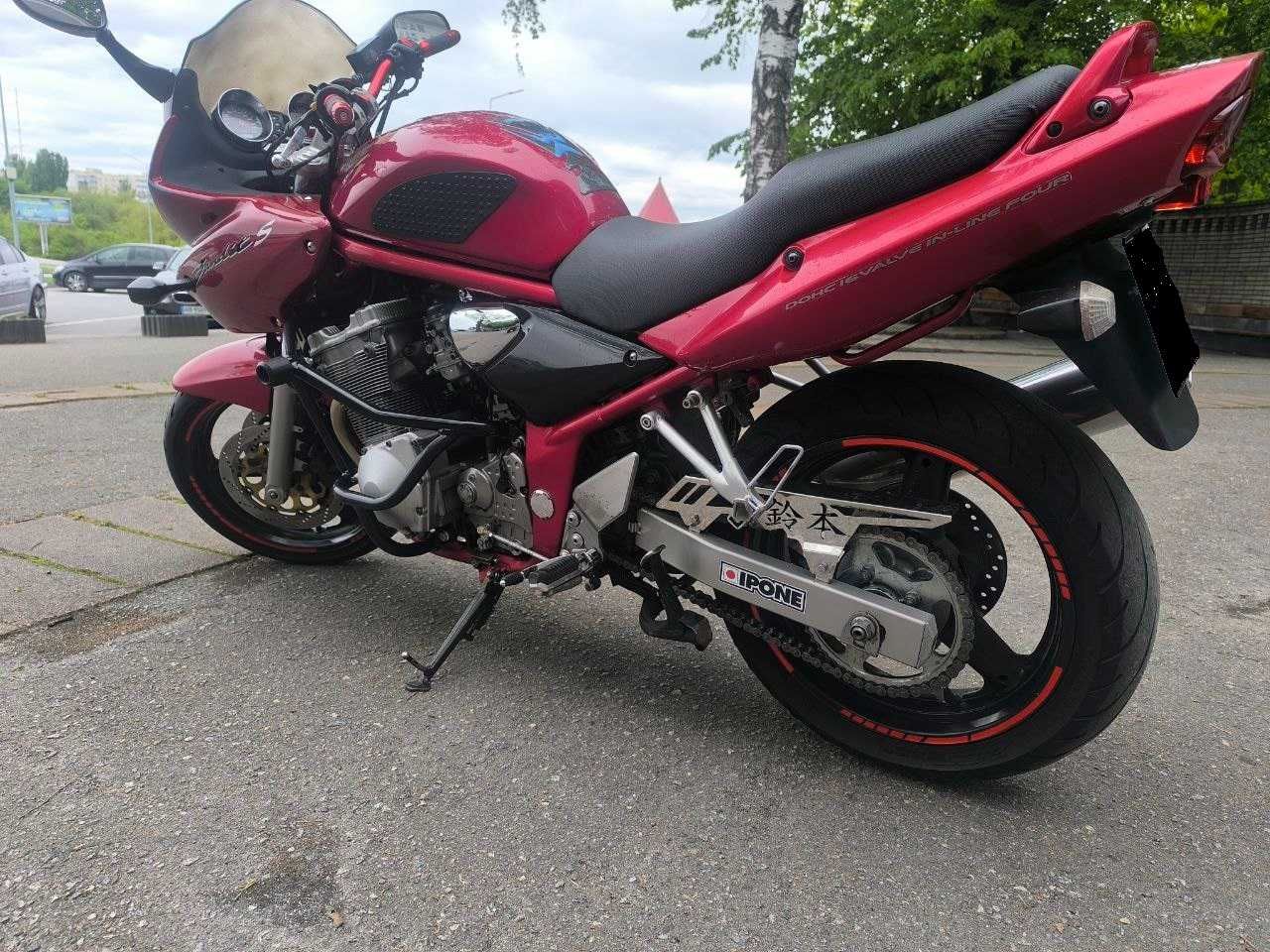 Suzuki GSF 600 Bandit S 2002 на повному бойову ходу