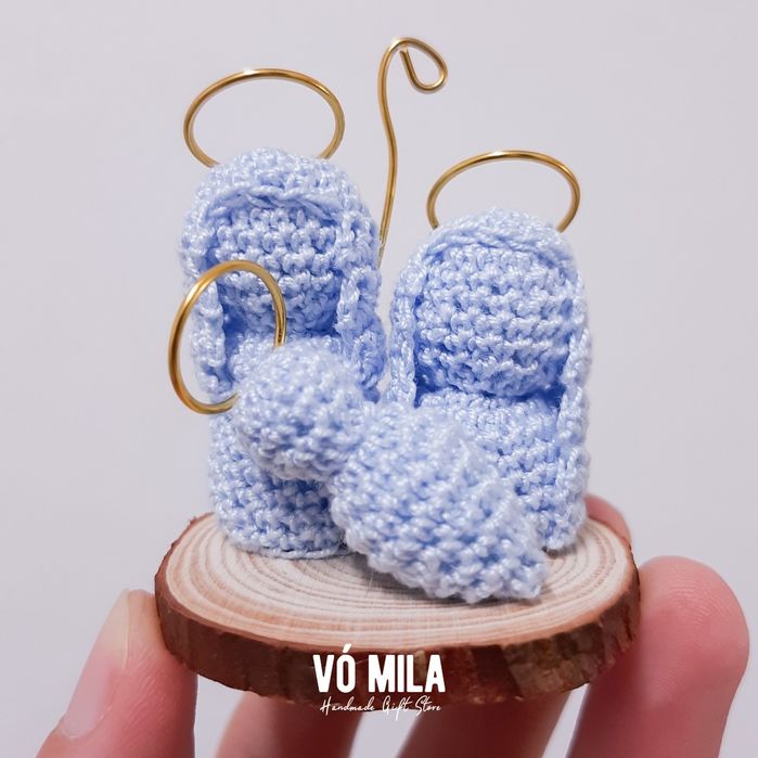 Mini presépio feito em croche, com base de madeira