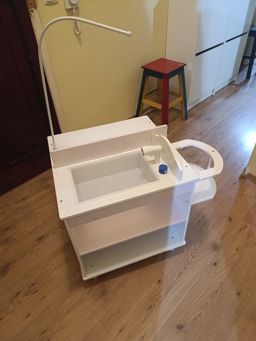 Móvel de brincar para dar banho e vestir bonecos