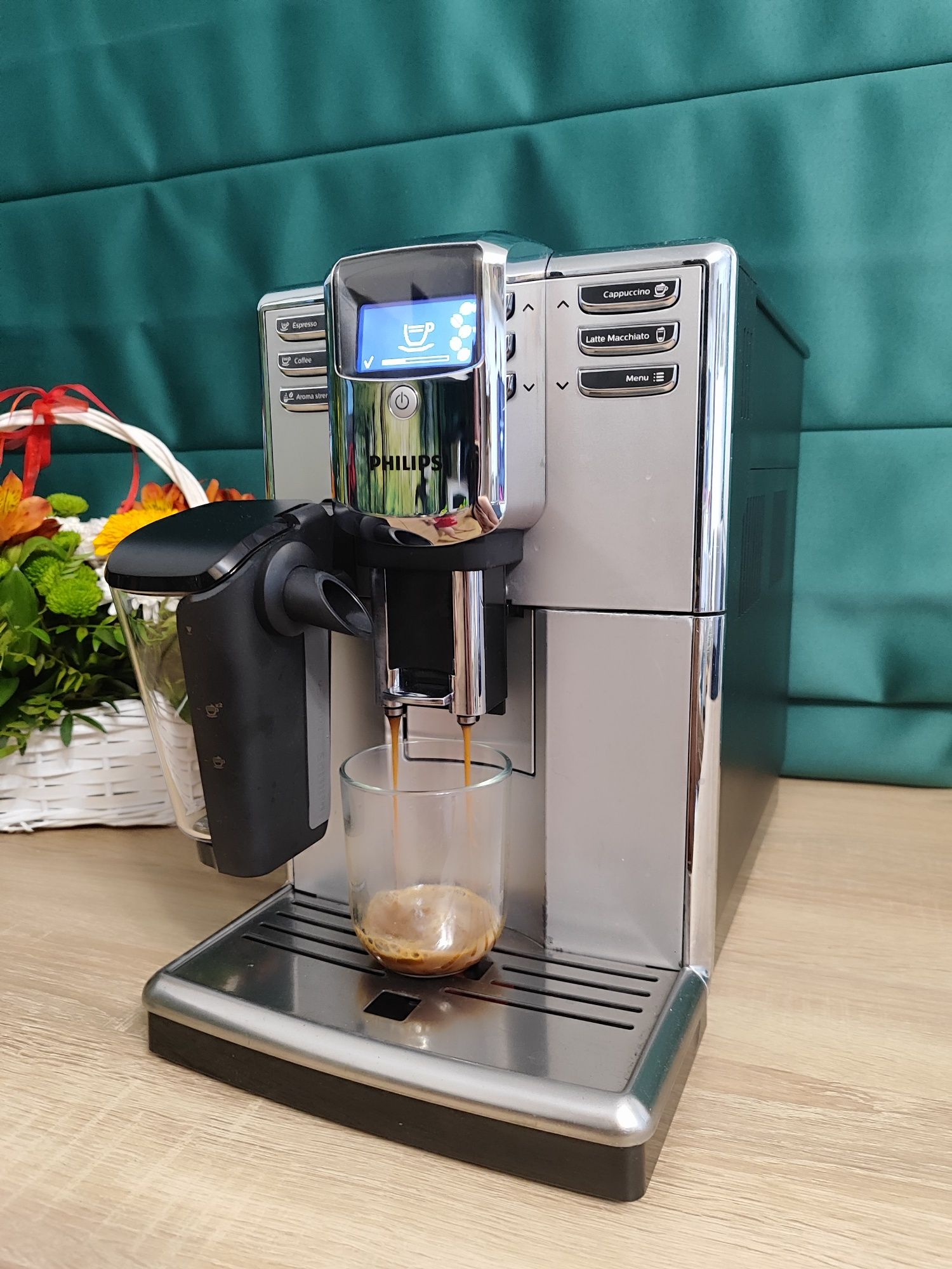 Ekspres do kawy Philips lattego EP5333/10+nowa karafka lattego.