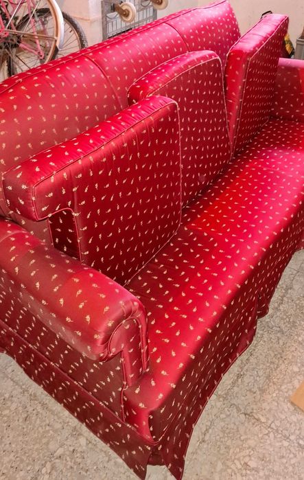 Sofá Clássico em Tecido Cor Cerise – Conforto e Elegância