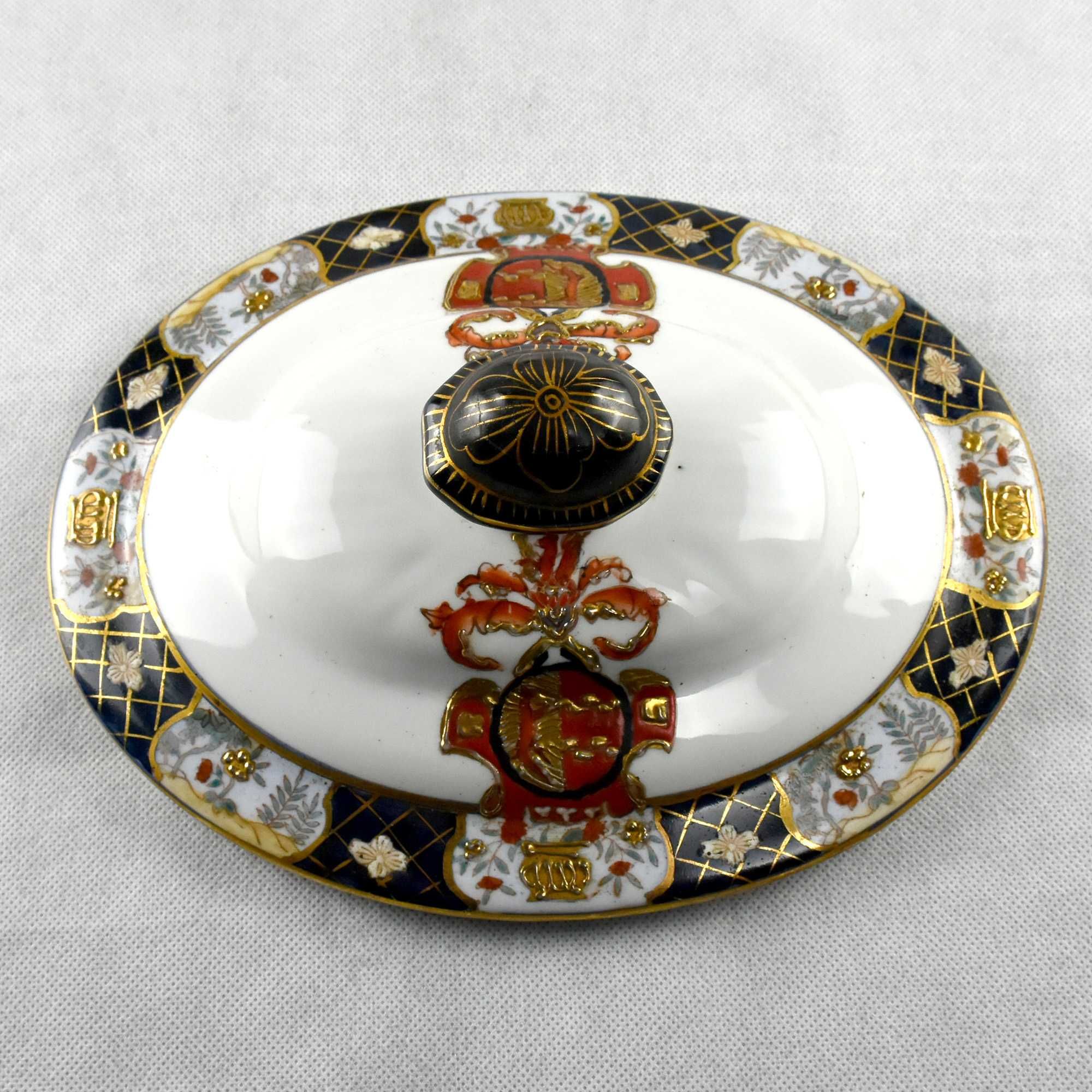 Terrina com tampa e travessa porcelana da China com brasão, anos 70