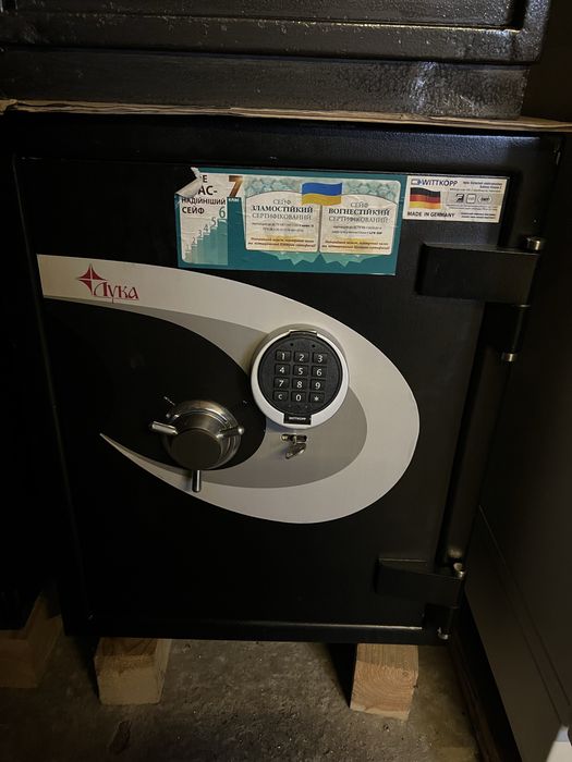 Вогневзломотривкий сейф Safetronics кодовий замок