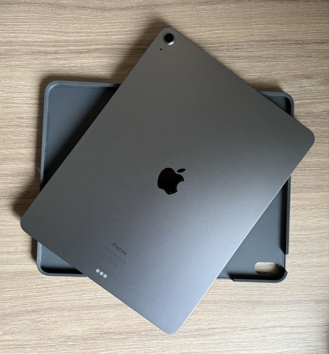 iPad Air 13 cali M2 128 GB + etui i klawiatura Logitech Combo Touch