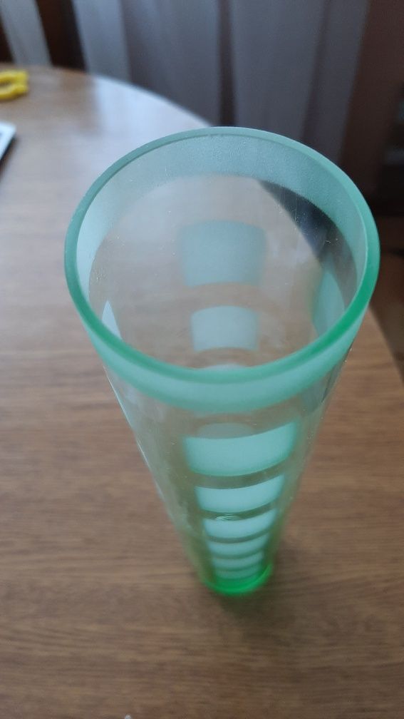 Szklany wazon PRL tuba,cylinder w kolorze uranowej zieleni.