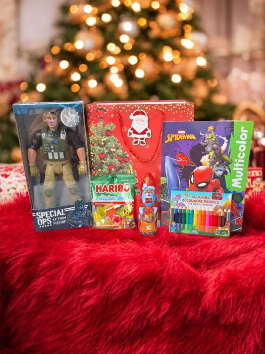 Prezent świąteczny dla chłopca - Figurka/Kolorowanka/Kredki/Słodycze