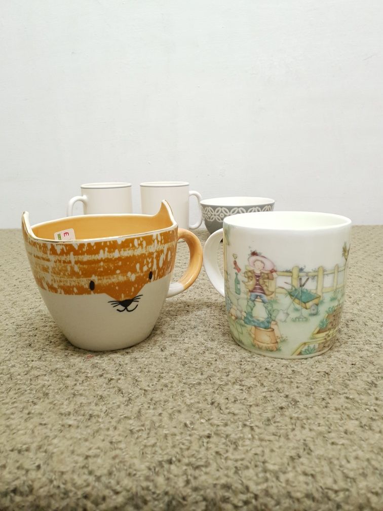 Zestaw ceramicznych porcelanowych kubków naczyń