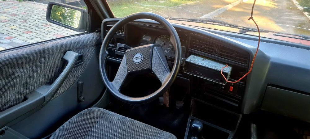 Opel Ascona. 1,6 Газ/Бензин.