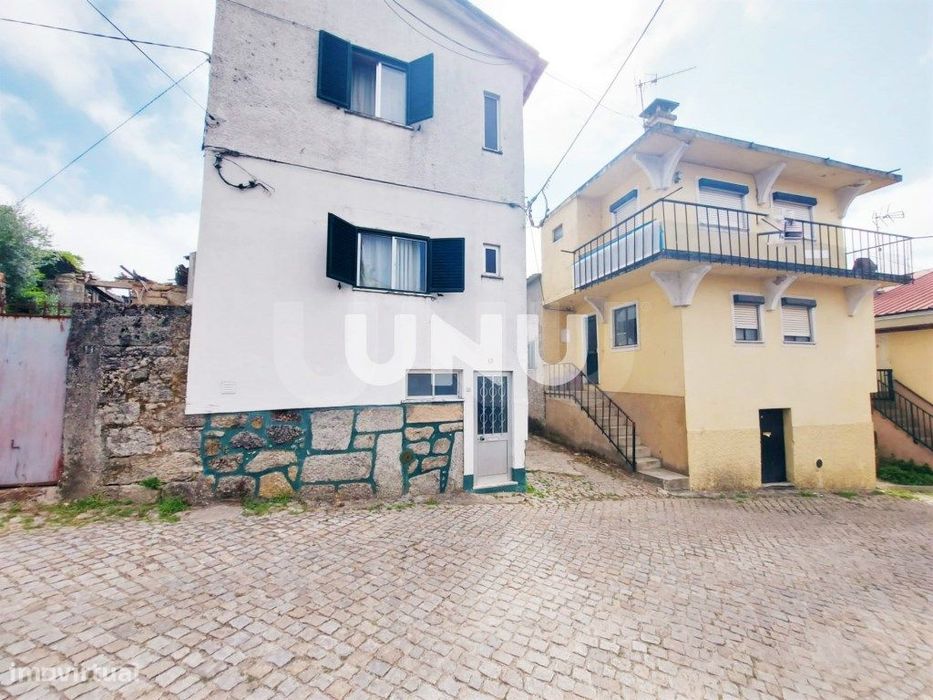 Moradia em Banda T4 - Para Remodelação