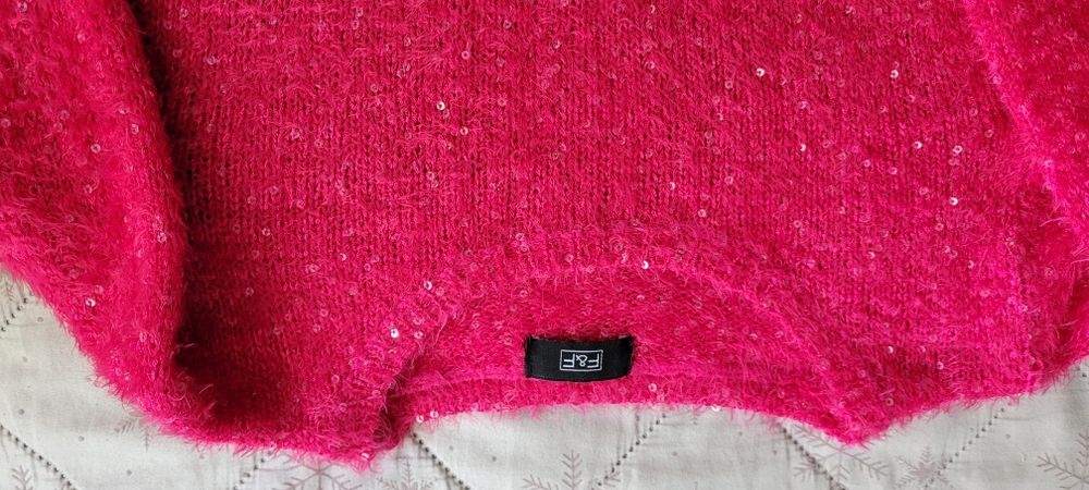 Sweter z cekinami.